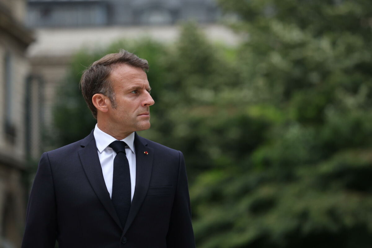 epa11452926 French President Emmanuel Macron reviews  troops that will take part in the Bastille Day parade, in Paris, France, 02 July 2024. President Macron received pilots of French airforce ahead of Bastille Day on July 14.  EPA/AURELIEN MORISSARD / POOL MAXPPP OUT