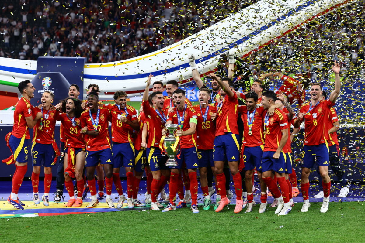 epa11478866 Players of Spain celebrate with the trophy after winning the UEFA EURO 2024 final soccer match between Spain and England, in Berlin, Germany, 14 July 2024.  EPA/FILIP SINGER