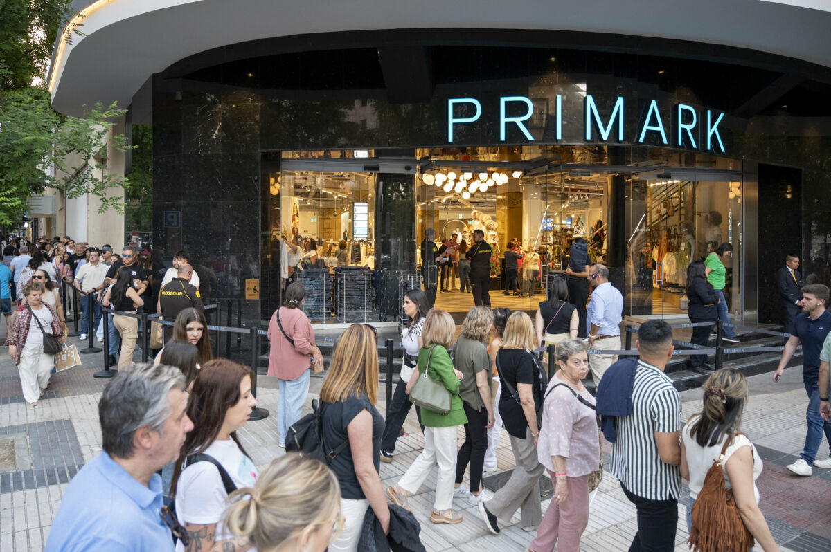 May 25, 2024, Madrid, Spain: Shoppers queue in line to enter a new store from the Irish fashion retailer brand Primark in Spain. (Credit Image: © Miguel Candela/SOPA Images via ZUMA Press Wire)