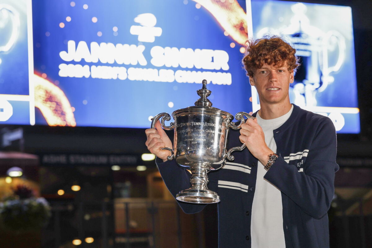 epa11593970 Jannik Sinner of Italy holds up his US Open Championship trophy in front of Arthur Ashe stadium after defeating Taylor Fritz of the US during their men's final match of the US Open Tennis Championships at the USTA Billie Jean King National Tennis Center in Flushing Meadows, New York, USA, 08 September 2024. The US Open tournament runs from 26 August through 08 September.  EPA/CJ GUNTHER