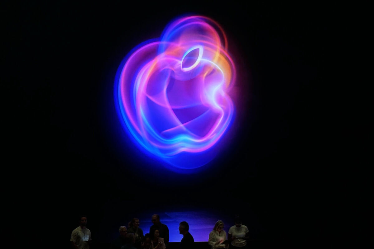 09 September 2024, USA, Cupertino: A glowing Apple logo is seen at Apple headquarters before the start of an innovation event. Photo: Andrej Sokolow/dpa