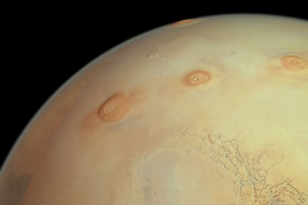 Perspective_view_of_Mars_s_Tharsis_volcanoes