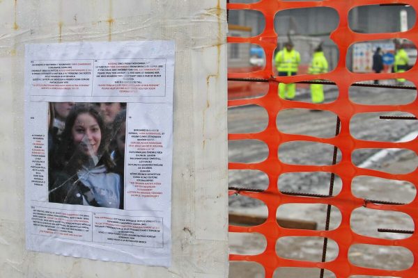 Una foto di Yara Gambirasio, la tredicenne scomparsa il 26 novembre 2010, su una recinzione del cantiere del centro commerciale tra Mapello e Brembate Sopra, Bergamo, 22 dicembre 2010. ANSA / GIAMPAOLO MAGNI
