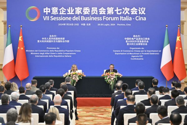 (240728) -- BEIJING, July 28, 2024 Photo by Xinhua/ABACAPRESS.COM) -- Chinese Premier Li Qiang attends the opening ceremony of the seventh meeting of the China-Italy entrepreneurs committee with Italian Prime Minister Giorgia Meloni and addresses the opening ceremony at the Great Hall of the People in Beijing, capital of China, July 28, 2024. Photo by Xinhua/ABACAPRESS.COM/Yue Yuewei)