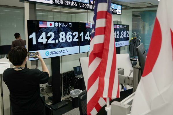 epa11526613 A dealer records with a mobile phone displays showing the foreign exchange rate between the Japanese yen and US dollar in Tokyo, Japan, 05 August 2024. The Tokyo stock exchange plunged more than 11 percent, with the Japanese yen rising against the US currency, after a drop on Wall Street of more than 600 points.  EPA/KIMIMASA MAYAMA