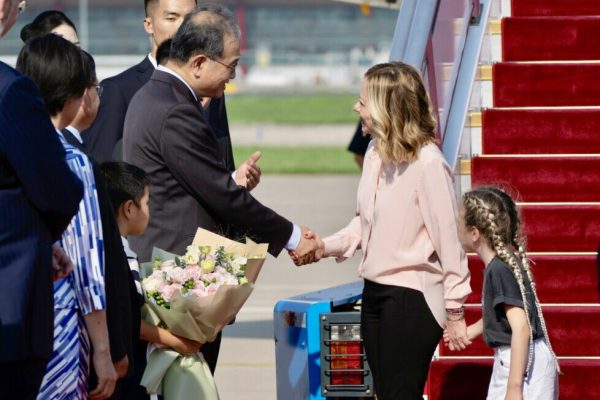 epa11499172 A handout picture made available by the Chigi Palace (Palazzo Chigi) Press Office shows Italian Prime Minister Giorgia Meloni (2-R) holding her daughter Ginevra (R) at her hand as she is welcomed by local officials after landing in Beijing, China, 27 July 2024. Meloni from 28 July on will  have a series of institutional meetings and will also meet with President of the People's Republic, Xi Jinping, during her official visit that lasts until 31 July.  EPA/FILIPPO ATTILI / HANDOUT HANDOUT EDITORIAL USE ONLY/NO SALES/NO ARCHIVES